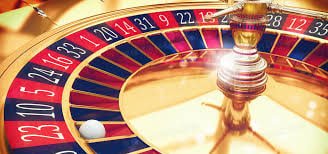 Dealer Live Casino sioh88 membagikan kartu Baccarat di meja streaming HD